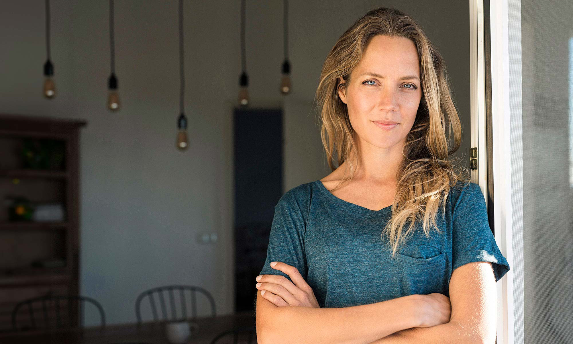 En kvinna med korsade armar.